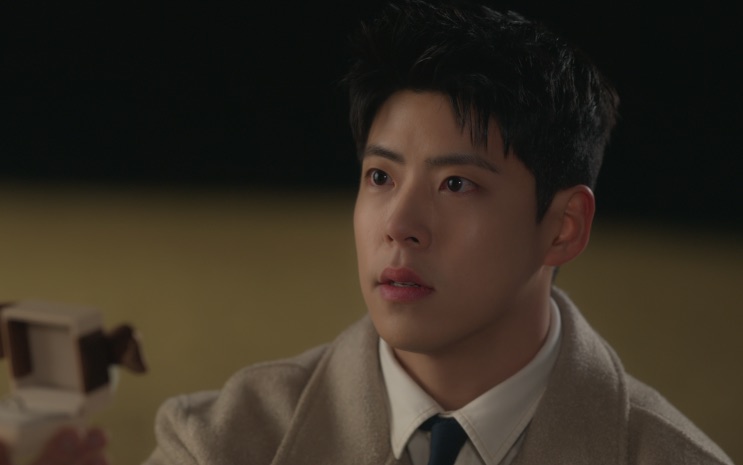 Close no rosto de Kim Yong-woo