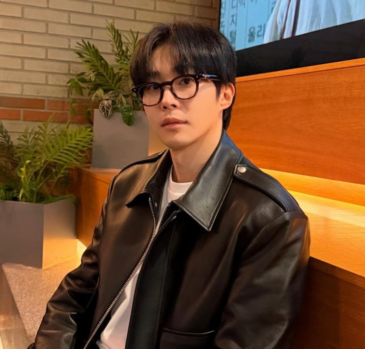 Moo Jin-sung de óculos e jaqueta de couro, em foto do Instagram dele