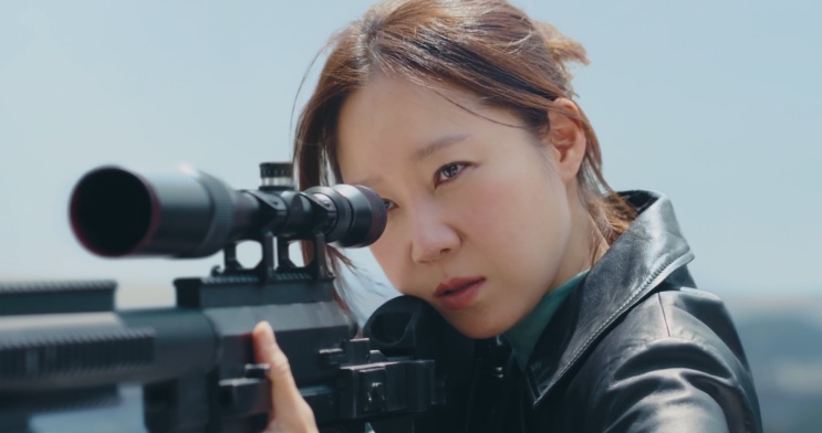 Yu Bo-na de jaqueta de couro mirando com um rifle de precisão, de dia
