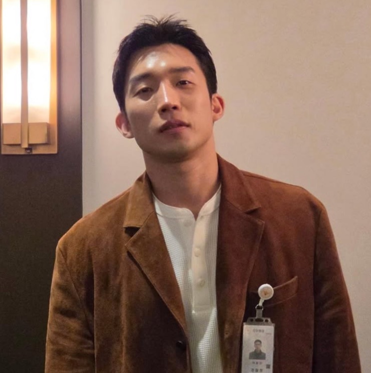 Lee Sang-yi em foto de rosto, sorrindo levemente