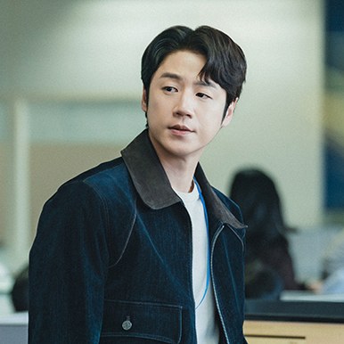 Tae-seong na redação do jornal