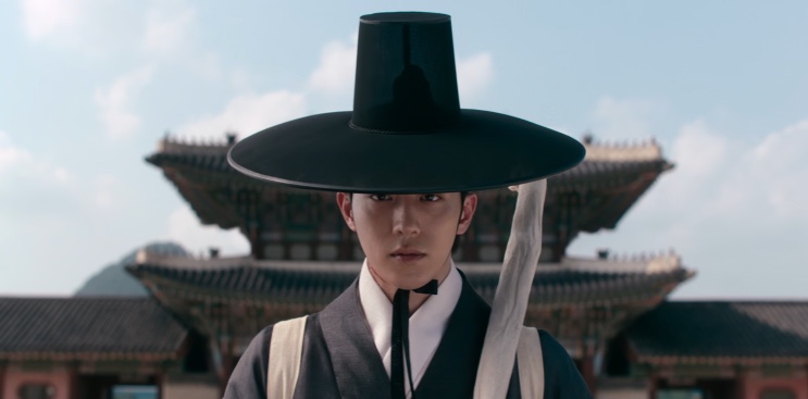 Gu-cheon em frente ao portão do palácio em A Leste do Palácio