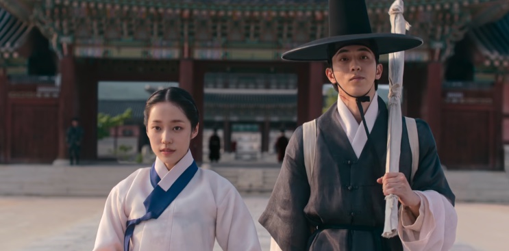 Saeng-gang e Gu-cheon caminhando no palácio