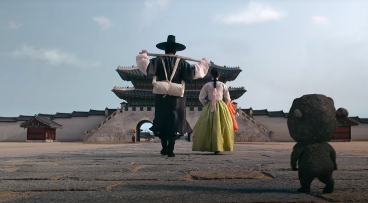 Gu-cheon e Saeng-gang saindo do palácio, com o ggeomeoksali atrás