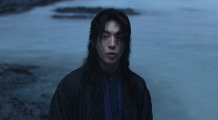 O rosto do Gu-cheon diante da água, no mundo dos gwi