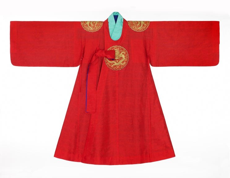 Um gonryongpo real, o traje vermelho do rei, no Museu Nacional do Palácio da Coreia