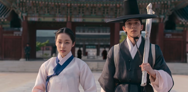 Gu-cheon e Saeng-gang na frente do palácio