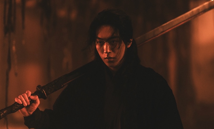 Gu-cheon de espada em cena noturna