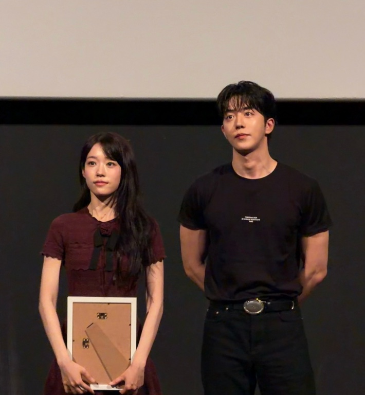 Roh Yoon-seo e Nam Joo-hyuk em evento da Netflix