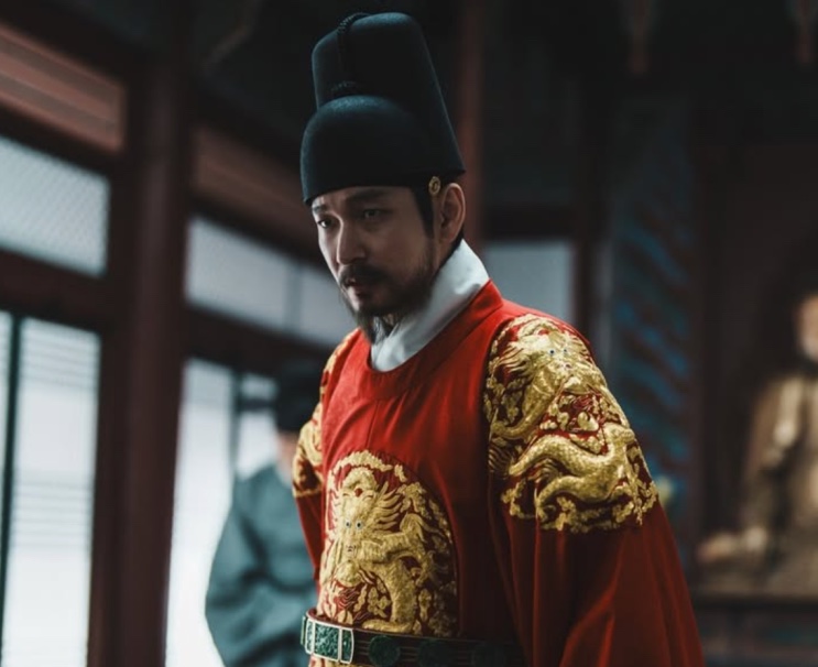 Cho Seung-woo como o rei em A Leste do Palácio