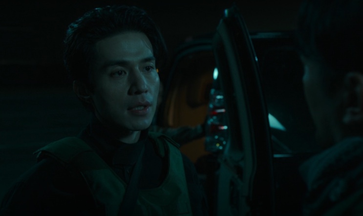 O Jin-man (Lee Dong-wook) de equipamento militar, à noite, em A Shop for Killers