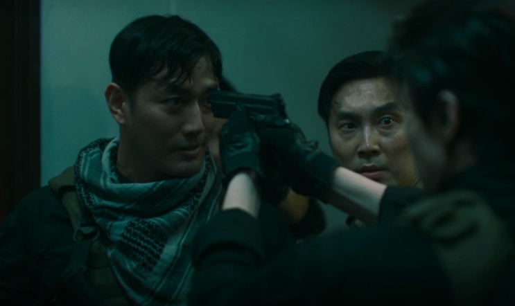 O Bale e o Jin-man frente a frente com uma arma apontada em A Shop for Killers