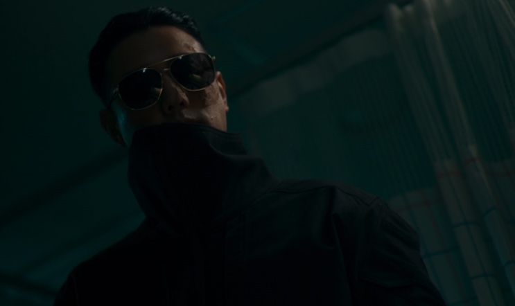 O Bale de óculos escuros escondendo o olho perdido, em A Shop for Killers