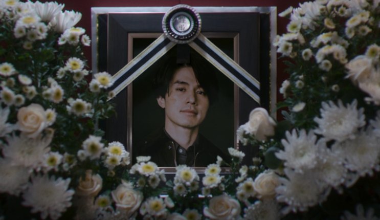 O retrato de funeral do tio Jin-man cercado de flores