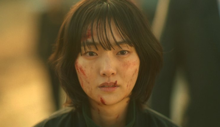 Ji-an de pé, com o rosto sujo de sangue, em A Shop for Killers