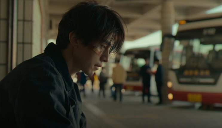 O tio Jin-man num ponto de ônibus em A Shop for Killers