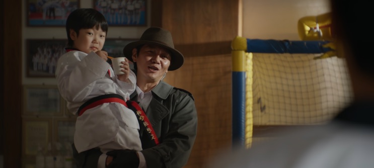 Kang Guk-cheol com uma criança no colo