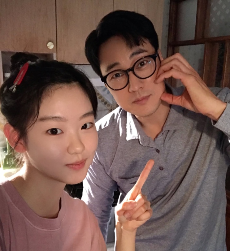 Seo Su-min ao lado de So Ji-sub nos bastidores de Agente Kim