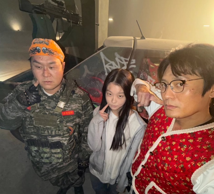 Seo Su-min nos bastidores de Agente Kim com outros do elenco
