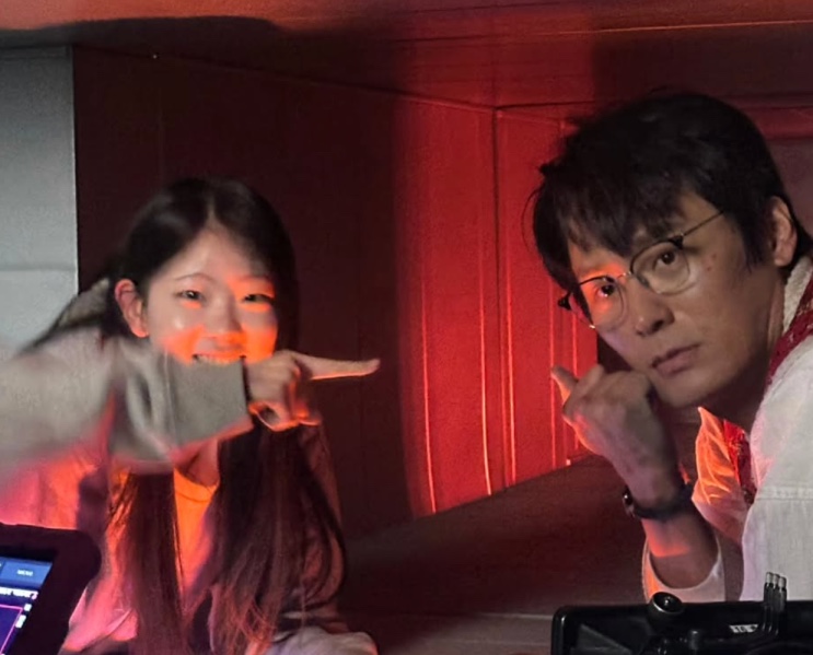 Seo Su-min e So Ji-sub nos bastidores, sob luz vermelha