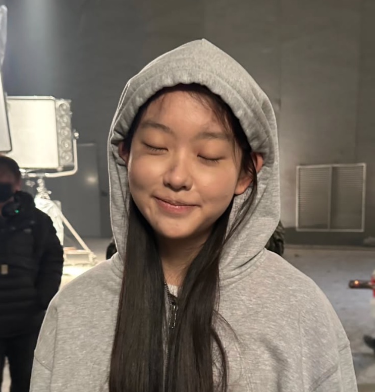 Seo Su-min de capuz, de olhos fechados, nos bastidores