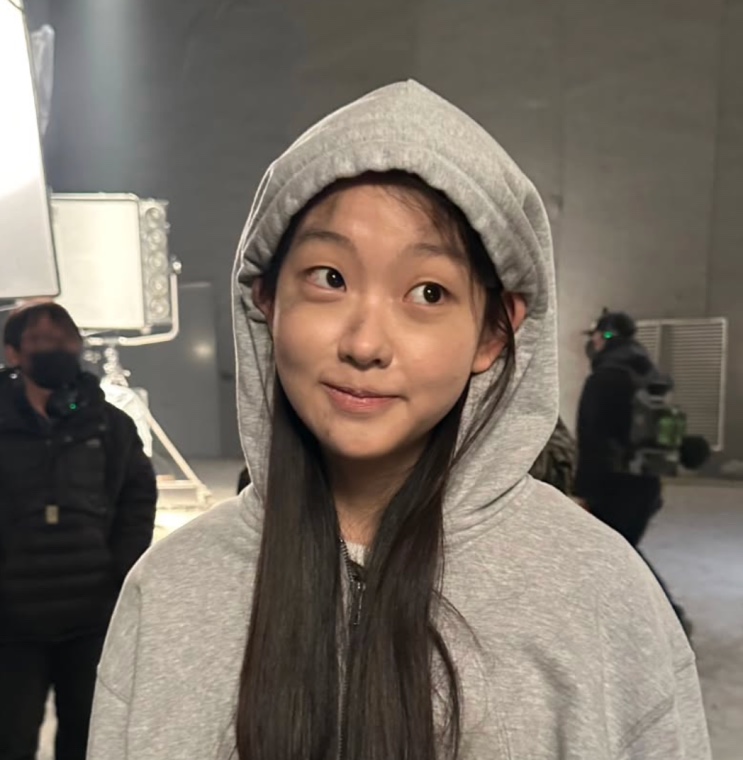 Seo Su-min de capuz nos bastidores