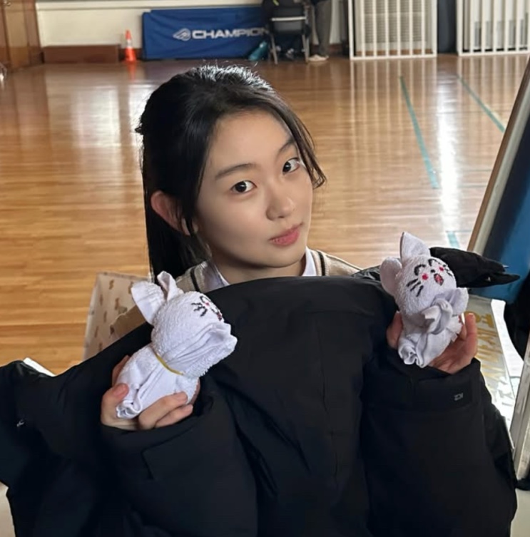 Seo Su-min segurando pelúcias nos bastidores