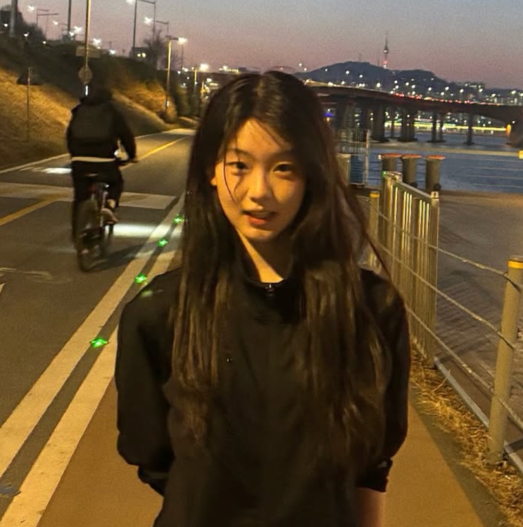 Seo Su-min à noite, à beira do rio Han