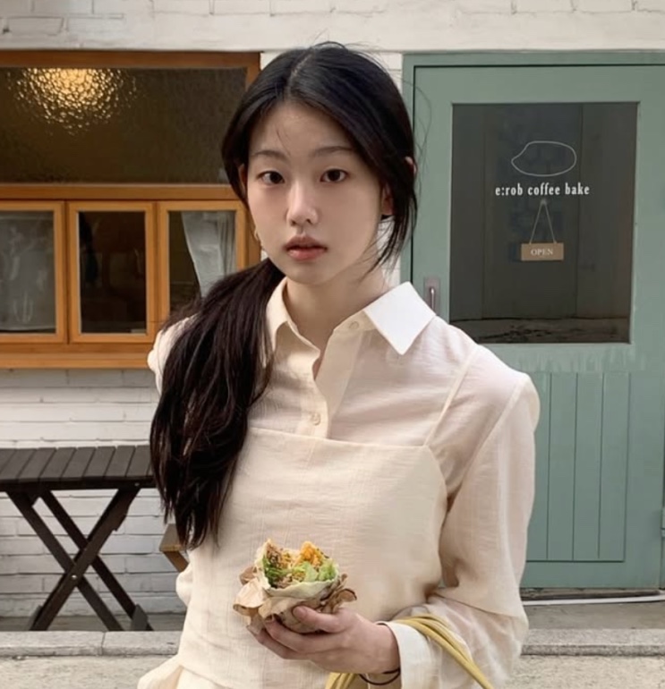 Seo Su-min em frente a um café