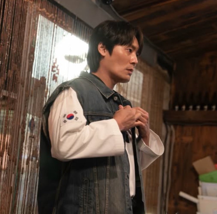 Sung Han-soo de colete jeans, de perfil