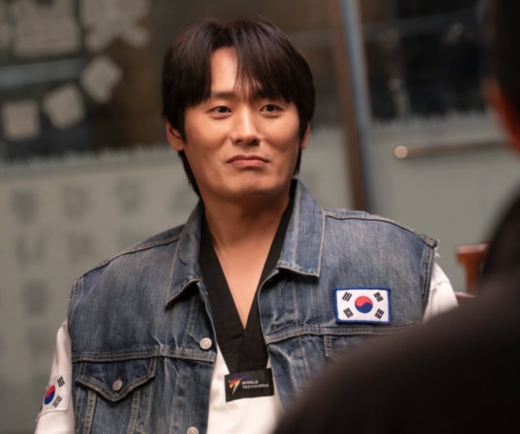 Sung Han-soo de colete jeans, sorrindo
