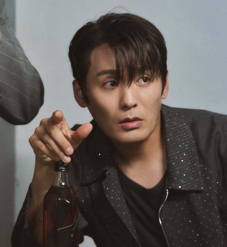 Choi Dae-hoon em ensaio fotográfico, segurando uma garrafa