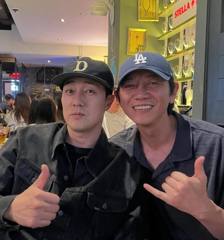 Won Hyun-jun ao lado de So Ji-sub, os dois de boné