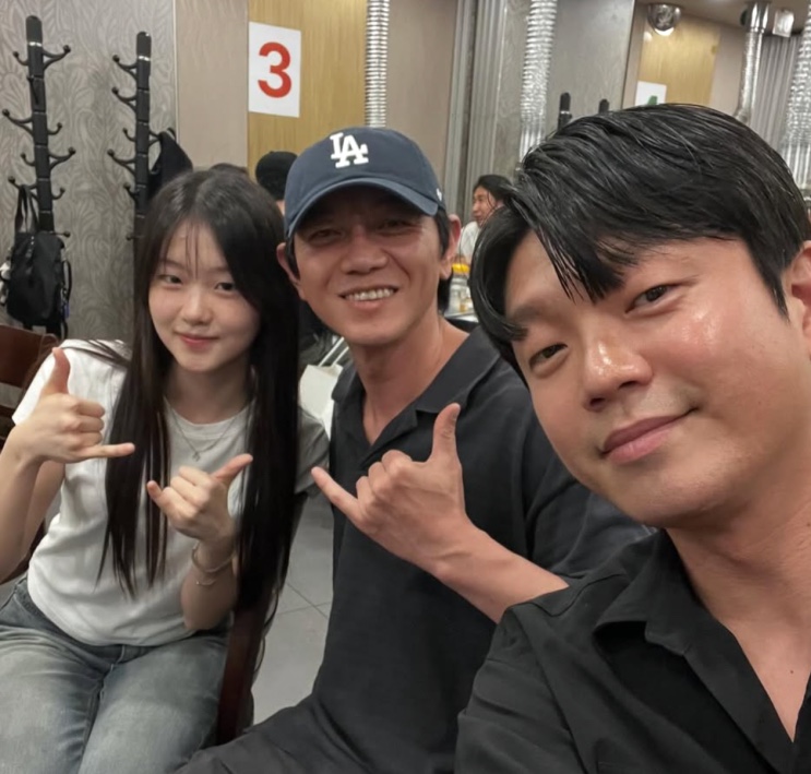 Won Hyun-jun numa selfie com outros dois colegas de elenco