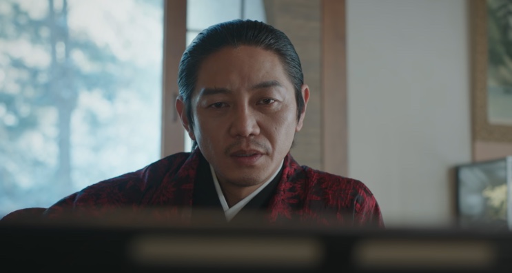 Tadayoshi, o yakuza de The Apartment Job, diante de um monitor
