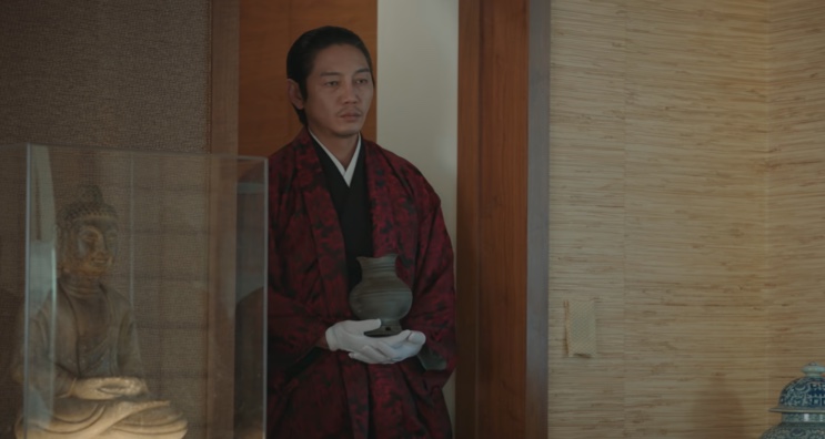 Tadayoshi segurando uma peça antiga coreana