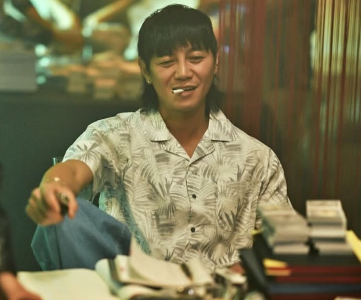 Won Hyun-jun de camisa havaiana, num papel de época