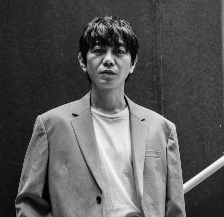 Won Hyun-jun em foto de perfil, em preto e branco