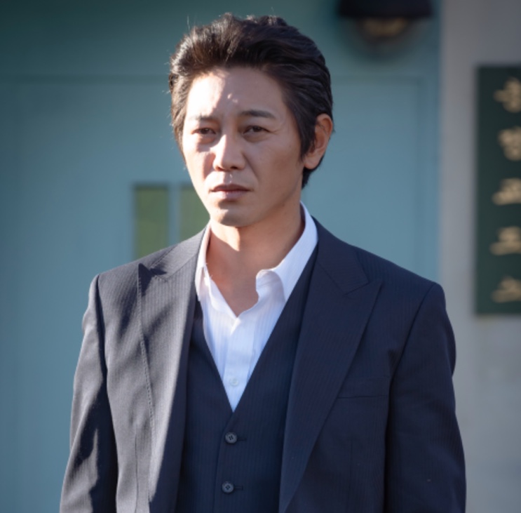 Won Hyun-jun como chefe de gangue em Itaewon Class, de terno
