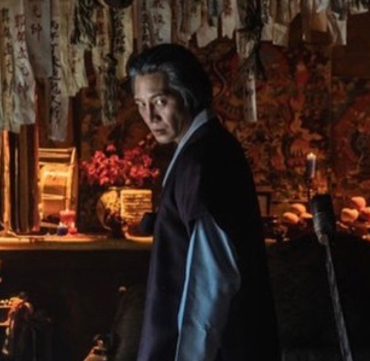 Won Hyun-jun como xamã, no filme A Morte do Jogo: A Ira do Deus