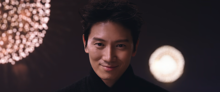 Park Hae-kang (Ji Sung) com um sorriso confiante em The Apartment Job