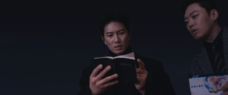 Park Hae-kang confrontado por outro homem em The Apartment Job