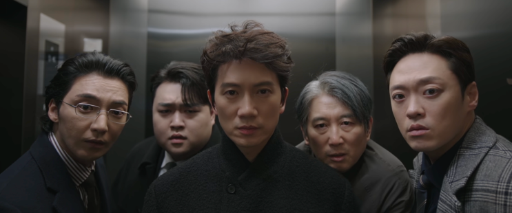 Ji Sung cercado por homens num elevador em The Apartment Job