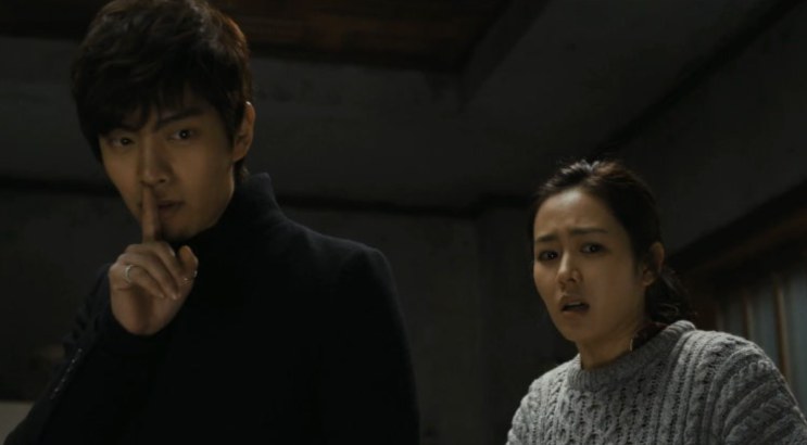 Lee Min-ki pedindo silêncio ao lado de Son Ye-jin em Enfeitiçado