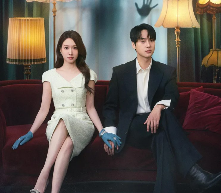 Park Eun-bin e Yang Se-jong no sofá, com uma sombra de fantasma ao fundo, em Assustadoramente Apaixonados