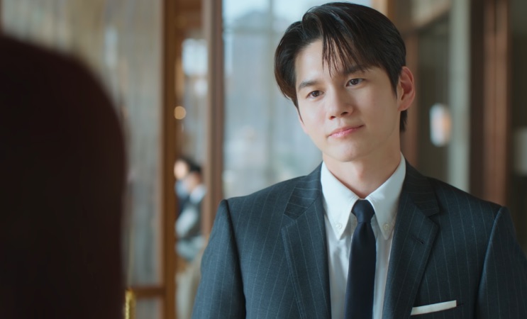 Min-hwan (Ong Seong-wu) de terno