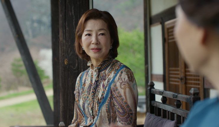 A Song Hee-won conversando com alguém sentada de frente