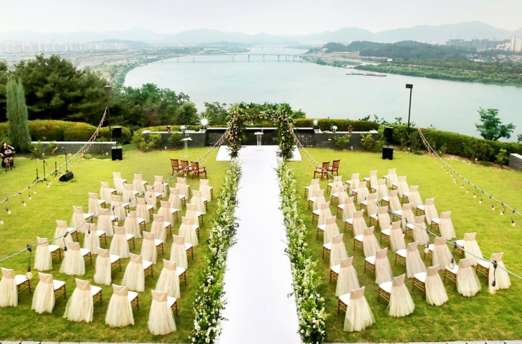 Cerimônia de casamento ao ar livre no Aston House