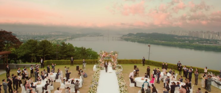 Cena de casamento em Rainha das Lágrimas, gravada no Aston House