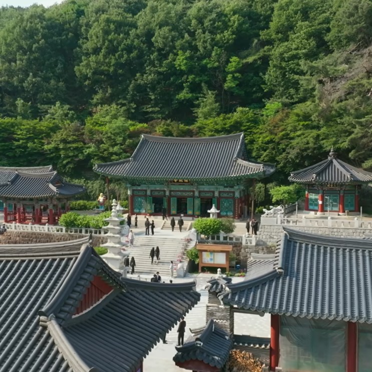 O templo de Assustadoramente Apaixonados é o Mangisa, em Pyeongtaek